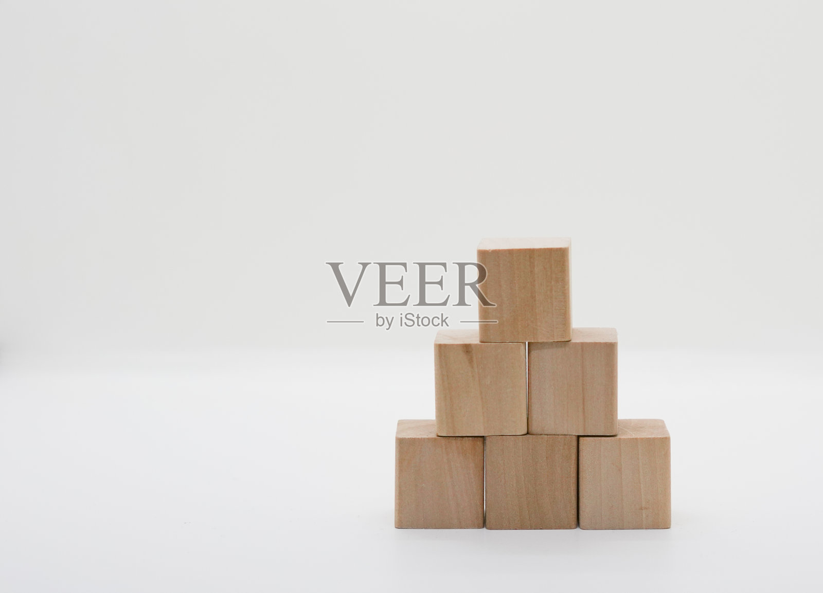 白色背景上的原木立方体照片摄影图片