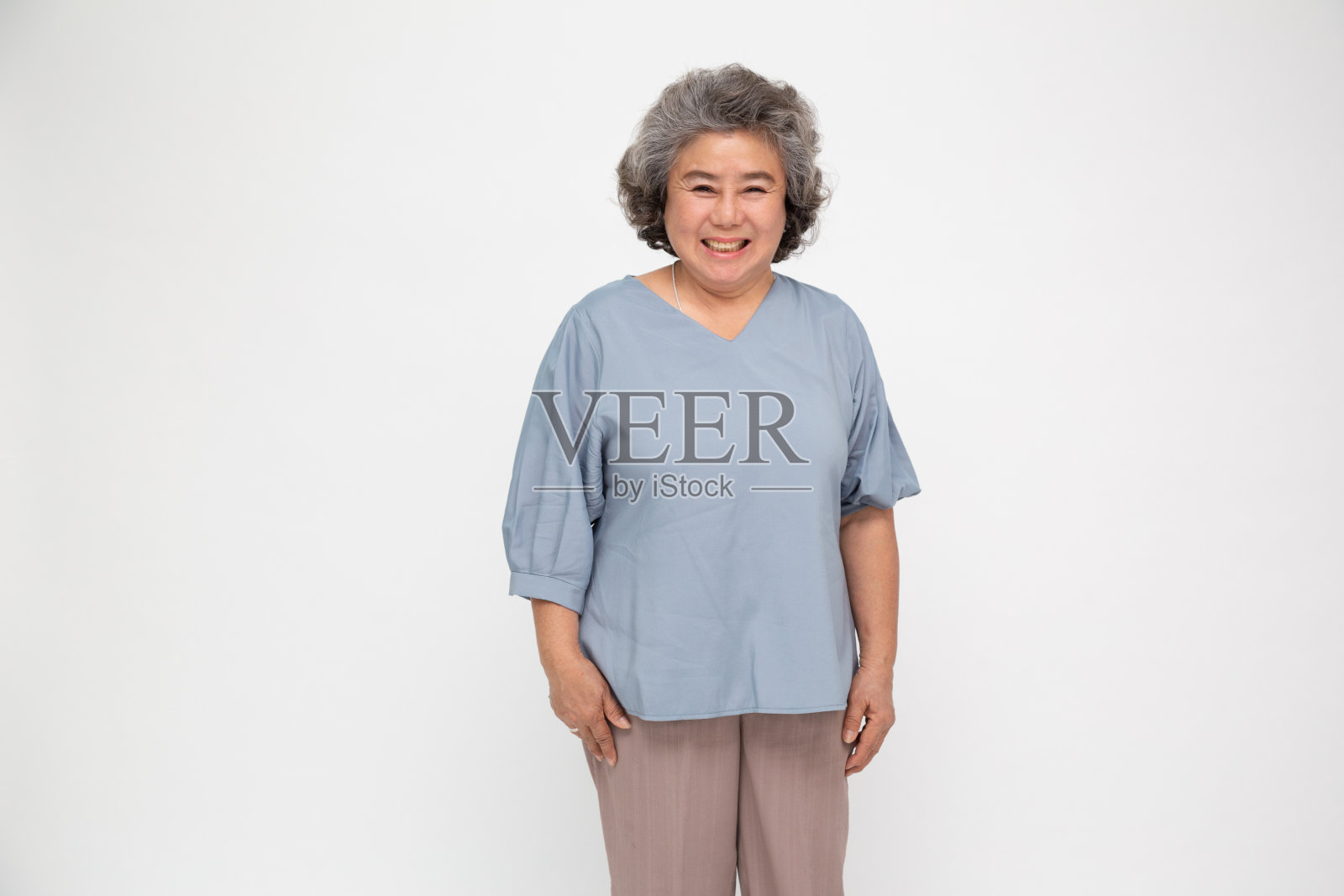 亚洲老人或老妇人的微笑肖像孤立在白色的背景照片摄影图片