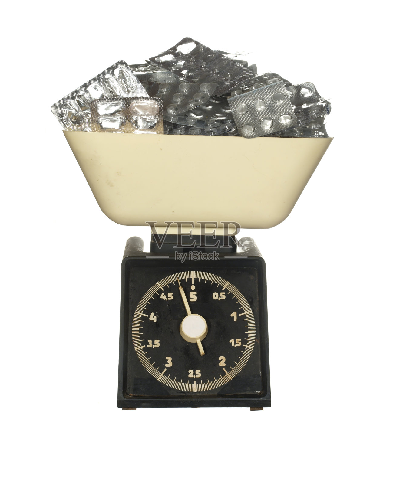 桌面家用刻度盘称重空药包隔离在白色背景。照片摄影图片