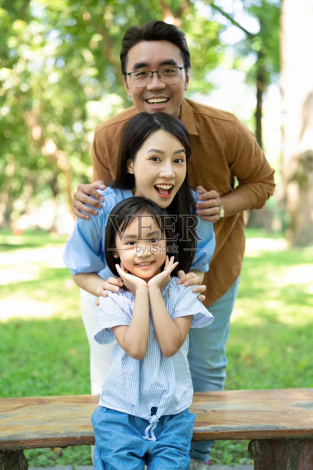 年轻的亚洲家庭在公园的照片照片摄影图片