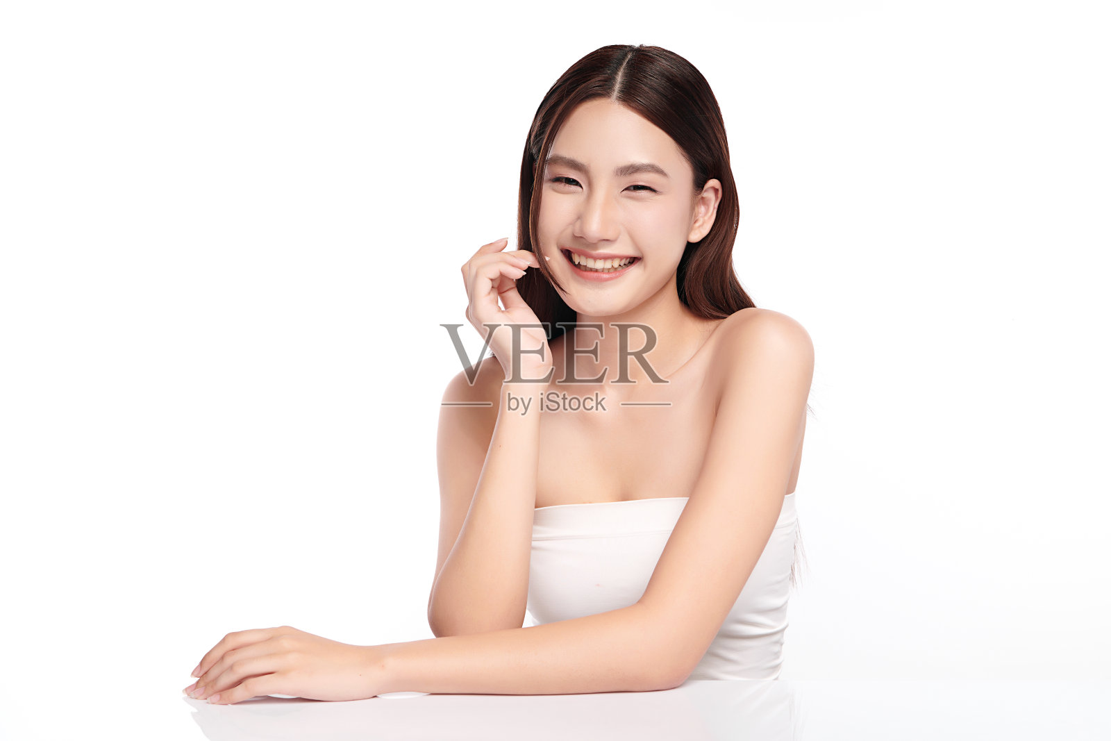 美丽年轻的亚洲女性,干净清新的皮肤在白色的背景,面部护理,面部护理,美容,美容和水疗,亚洲女性肖像。照片摄影图片