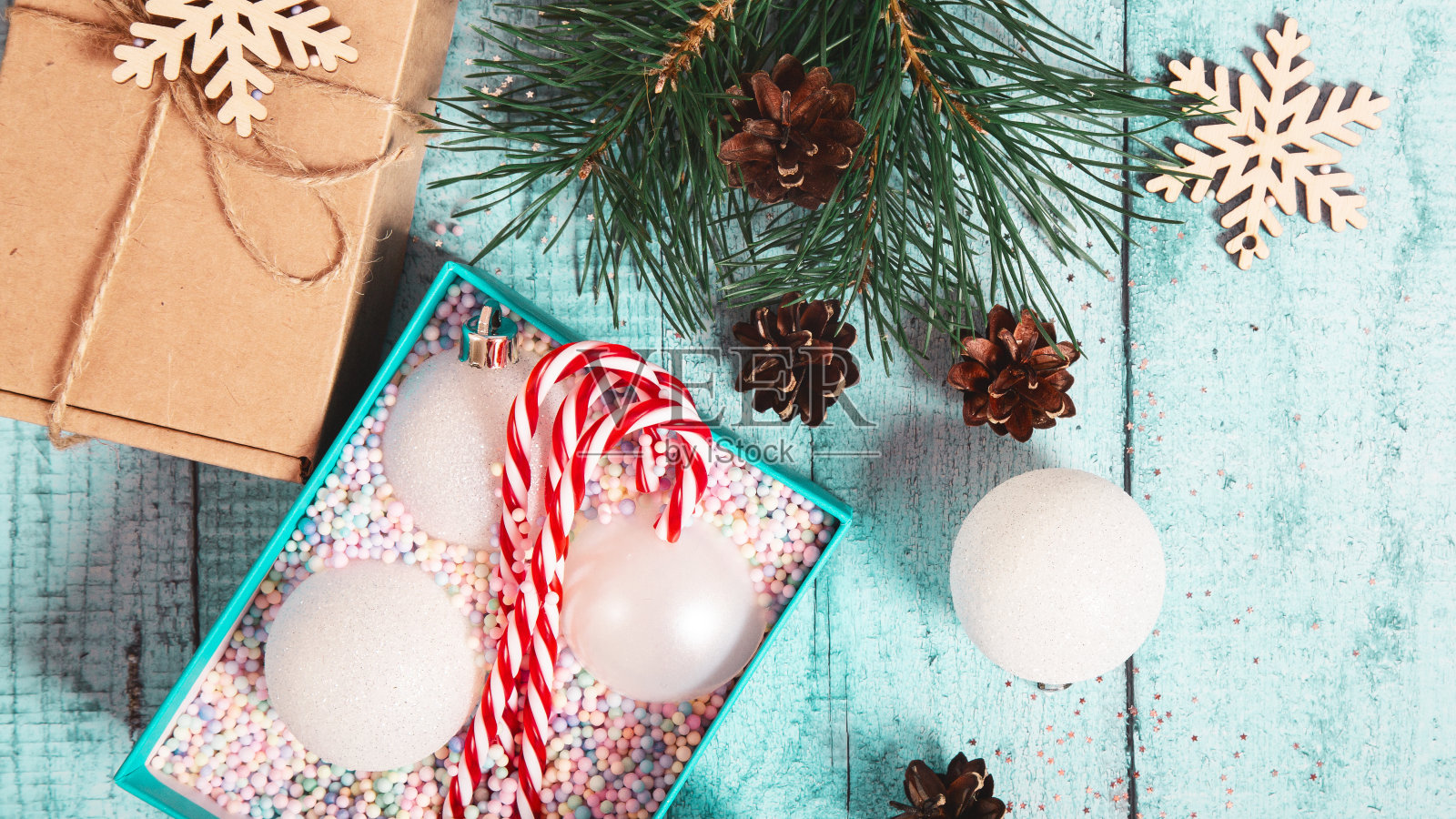 圣诞背景与装饰和礼品盒在木板上。横幅照片摄影图片