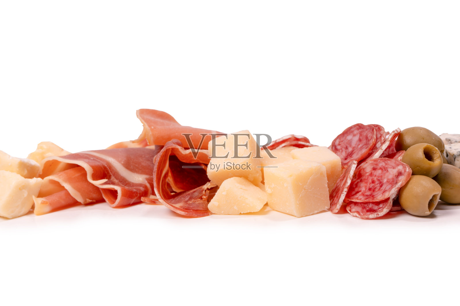 奶酪,橄榄,意大利腊肠,火腿被隔离在白色的背景上。照片摄影图片