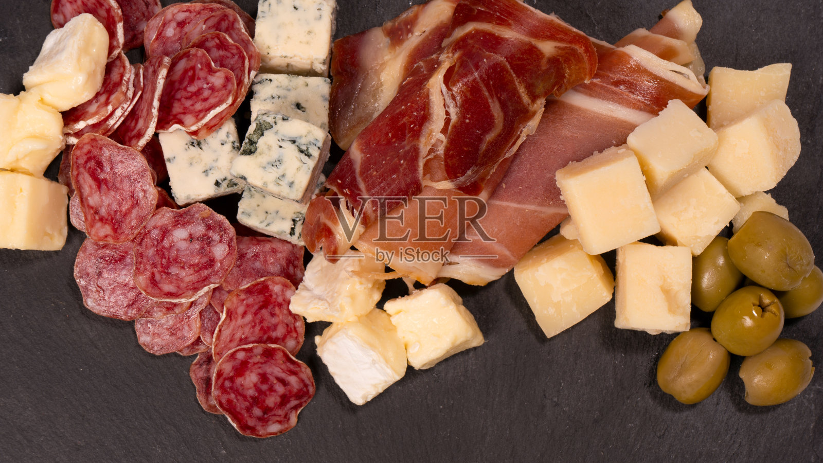 奶酪,橄榄,意大利腊肠,火腿被隔离在白色的背景上。照片摄影图片