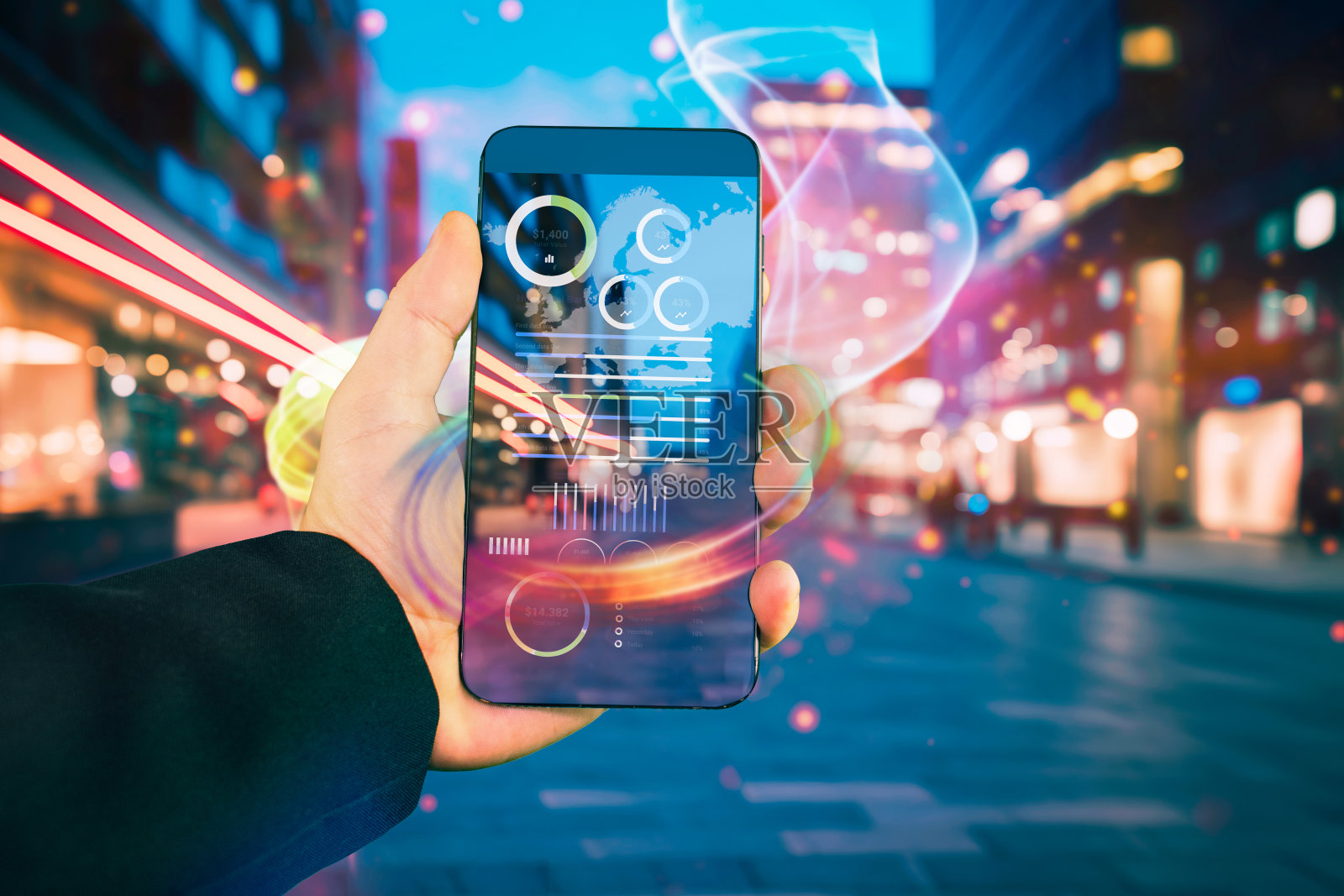 商人手持智能手机与银行应用程序和财务图表,电子银行概念的金融流动性和业务照片摄影图片