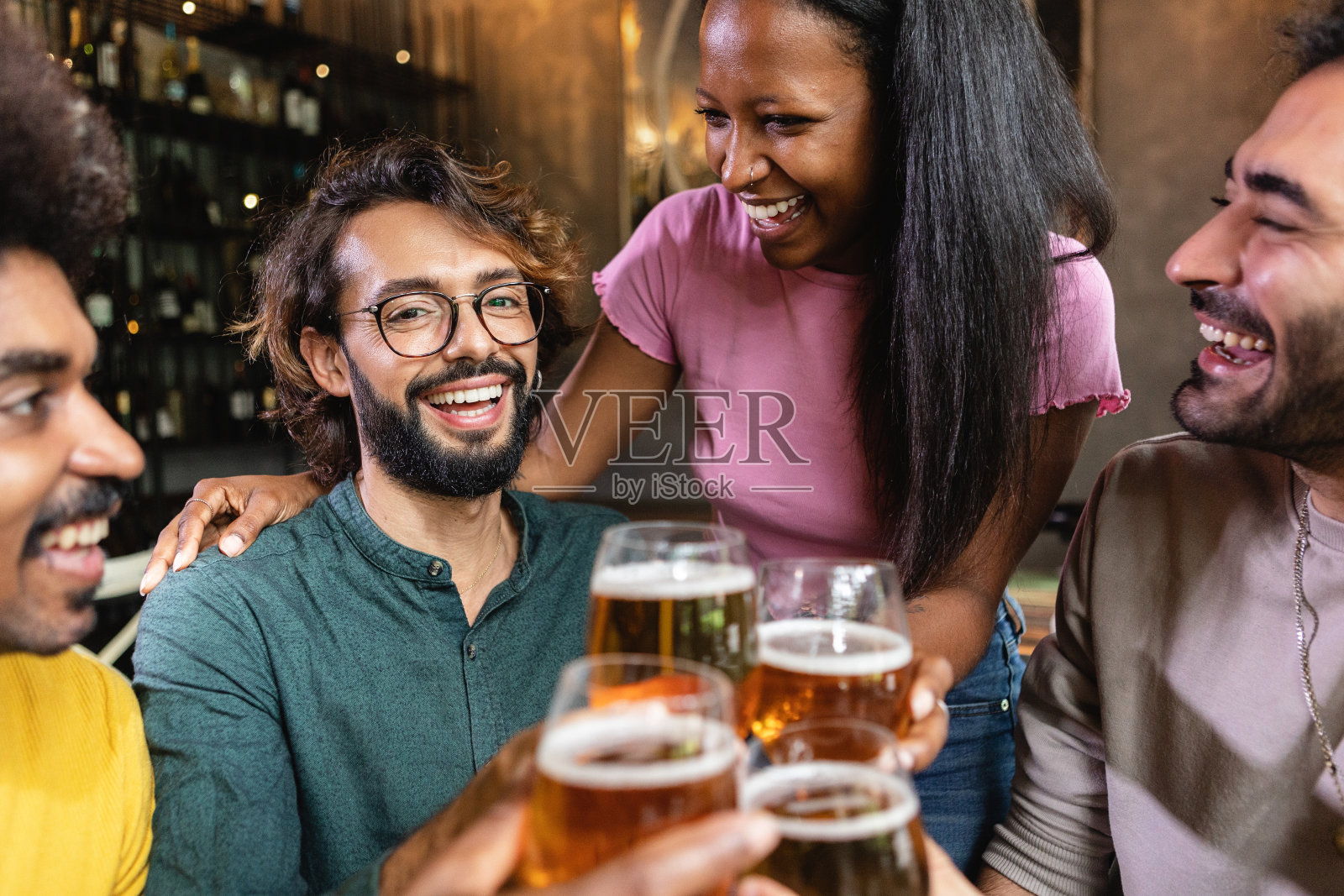 一群多种族的年轻好朋友在酒吧喝啤酒照片摄影图片