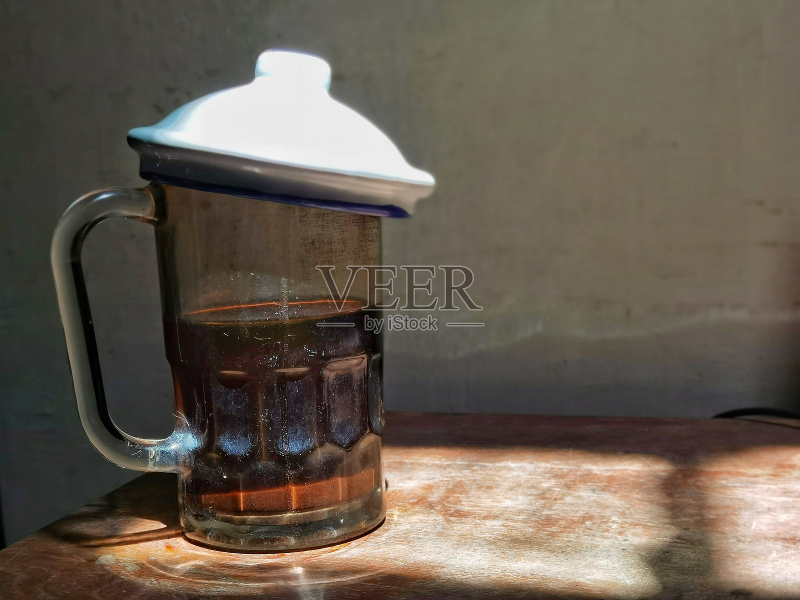 黑咖啡,白咖啡帽照片摄影图片