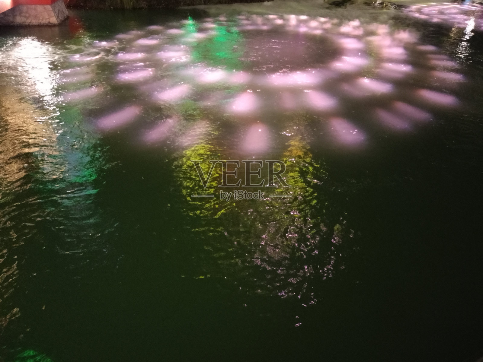 用彩灯装饰的五颜六色的水来迎接圣诞节照片摄影图片