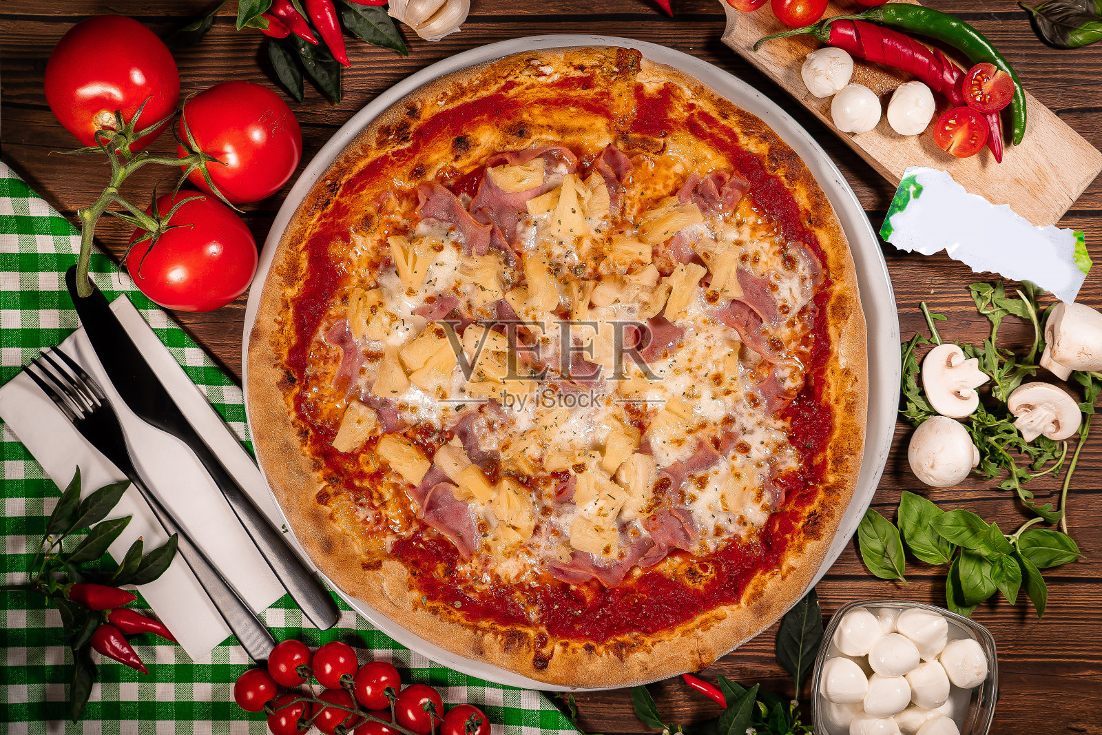 意大利夏威夷披萨火腿和菠萝香蕉照片摄影图片