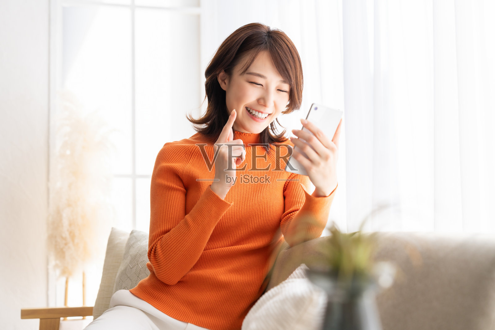 使用智能手机的亚洲女性照片摄影图片