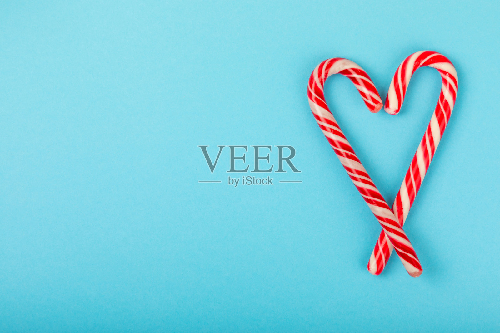 圣诞糖果手杖的背景。节日贺卡。圣诞节和新年假期的概念。冬天。平流层,俯视图,复制空间。照片摄影图片