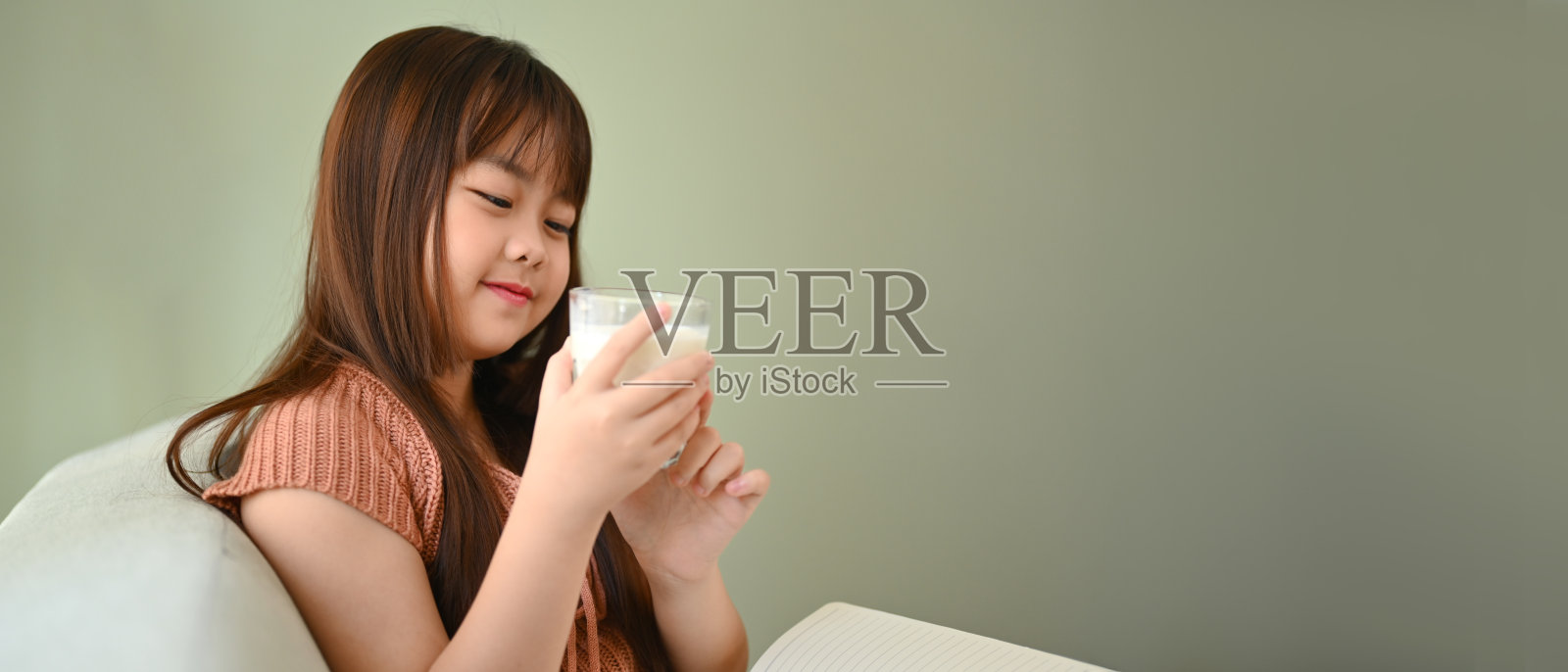 快乐的小亚洲女孩喝牛奶的能量维生素或健康钙的来源照片摄影图片