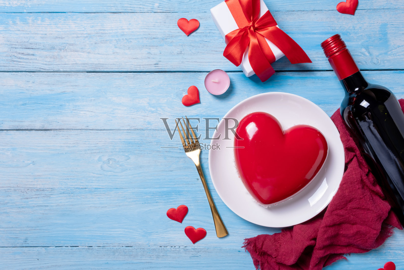 心形彩釉情人节蛋糕和蓝色背景的鲜花照片摄影图片