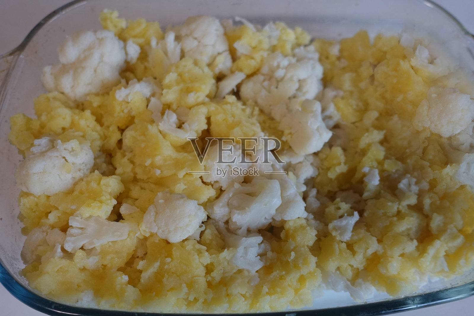 准备花椰菜土豆焗饼照片摄影图片