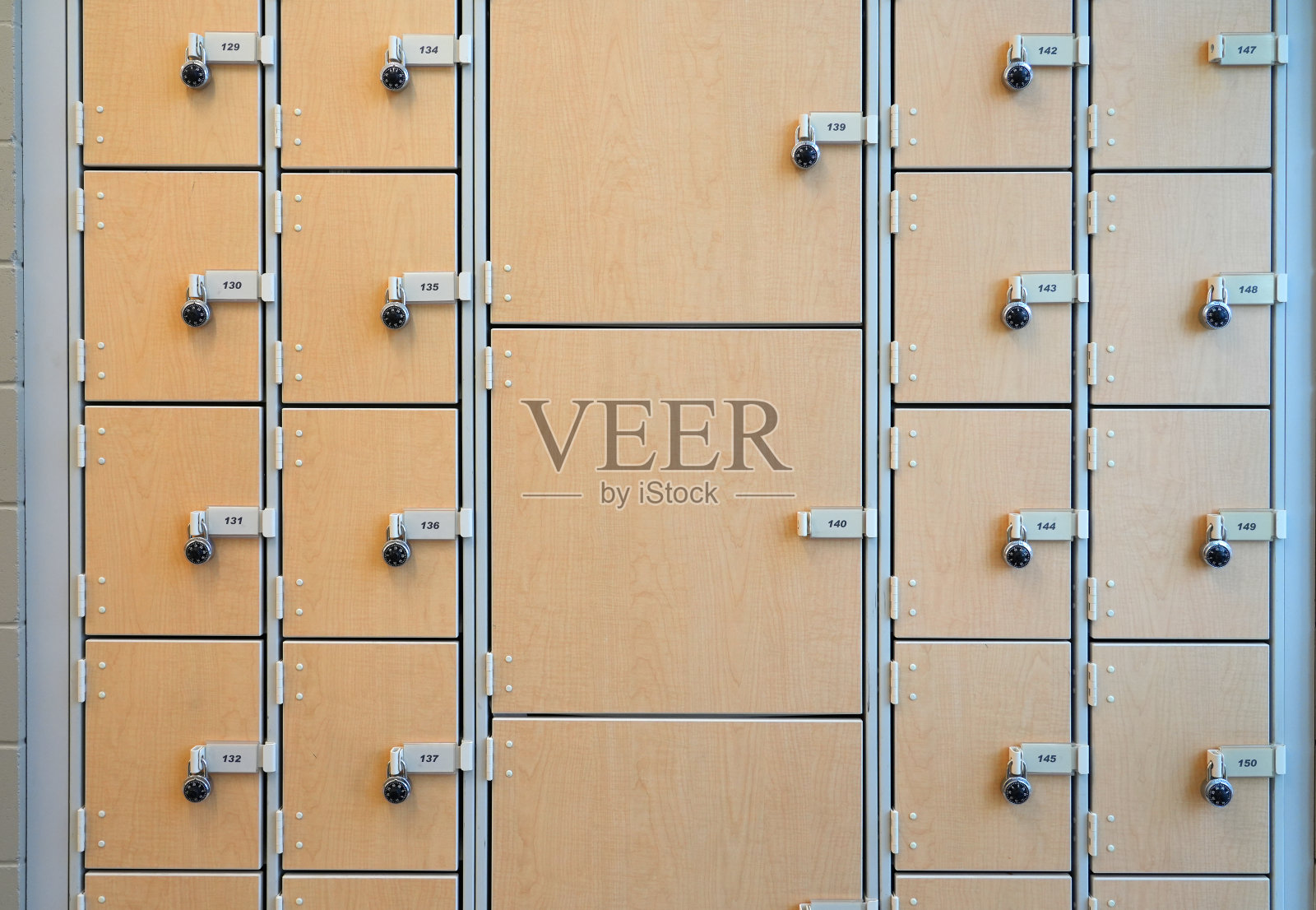 靠近学校的储物柜照片摄影图片