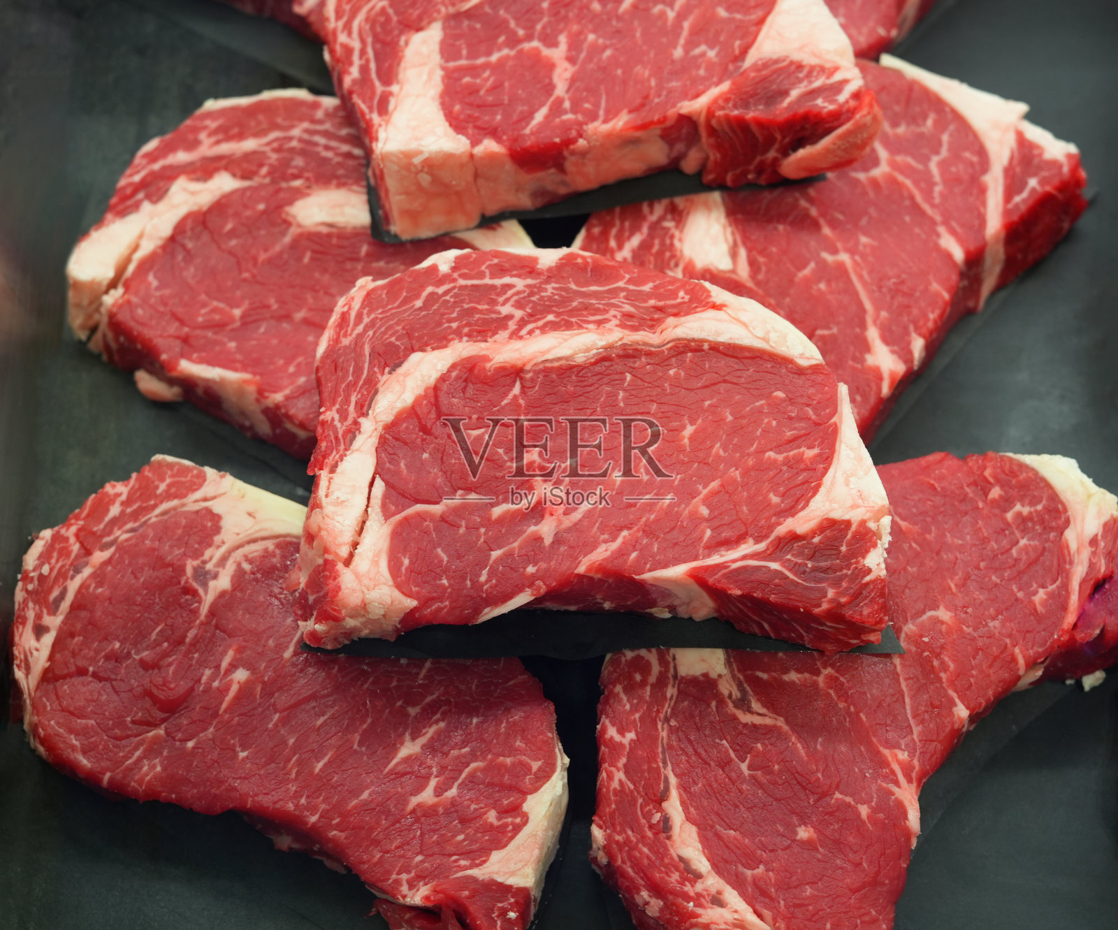 新鲜牛排在商店出售照片摄影图片