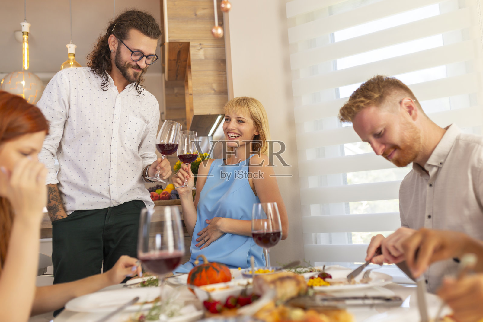在家里举行宴会时招待客人照片摄影图片