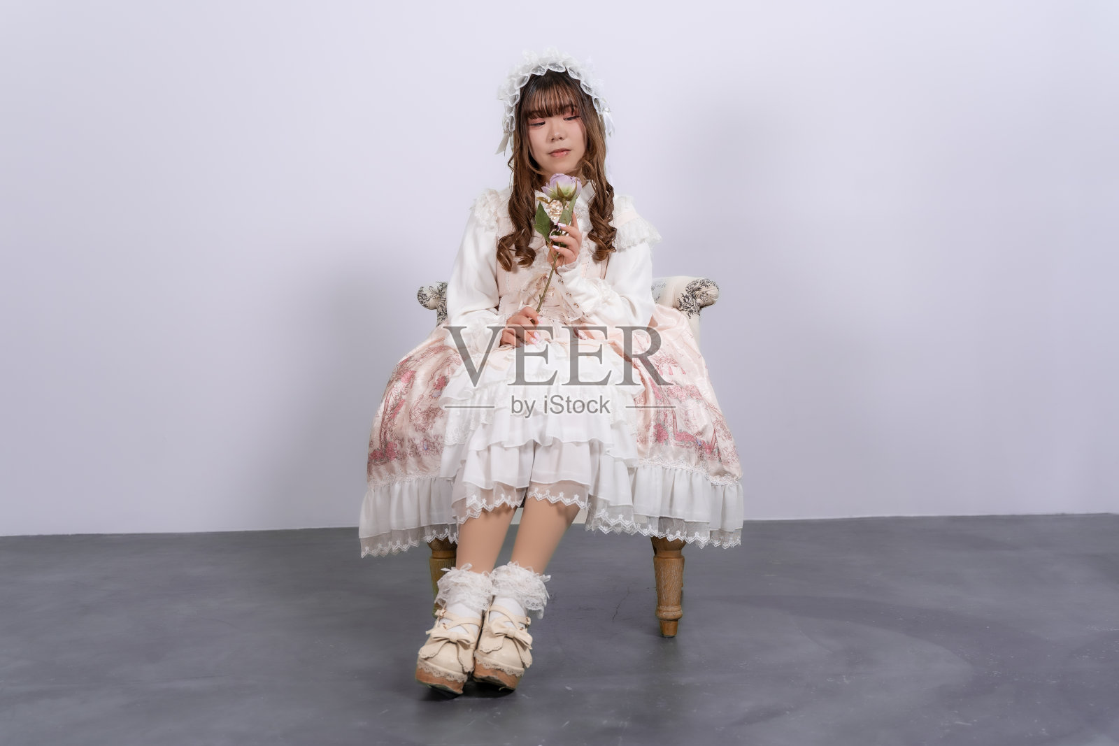 古典洛丽塔女人坐在椅子上照片摄影图片