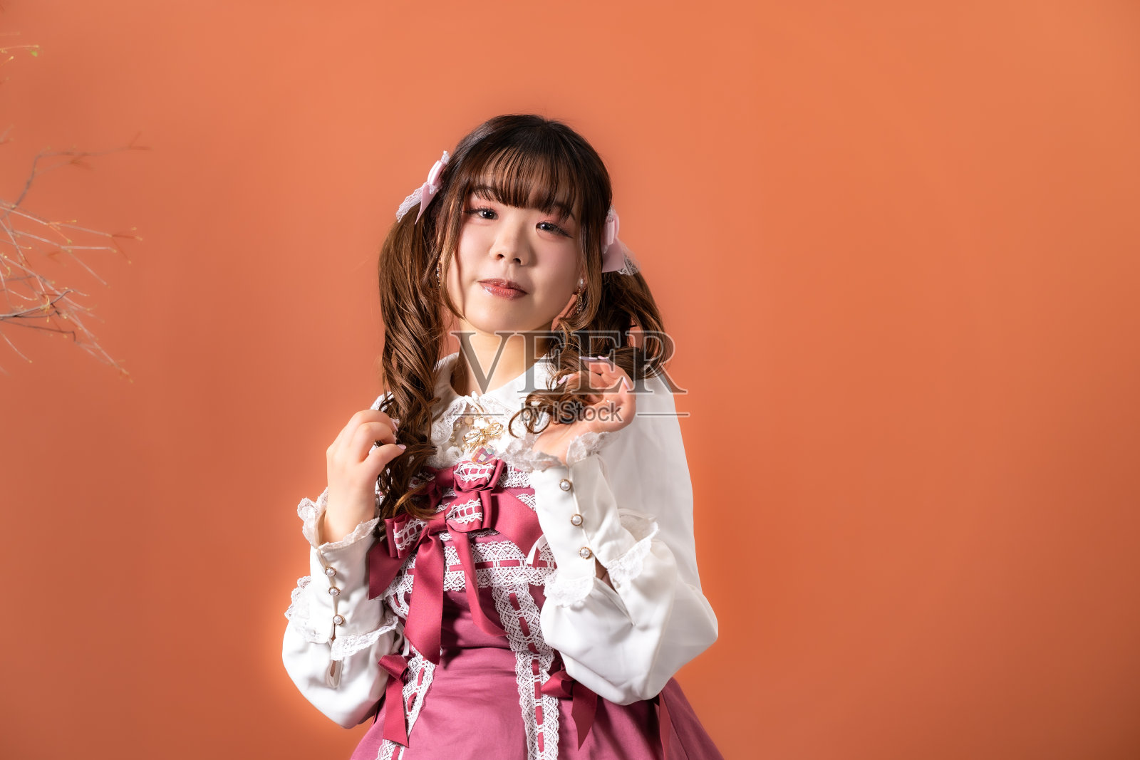 穿着古典洛丽塔服装的女人照片摄影图片