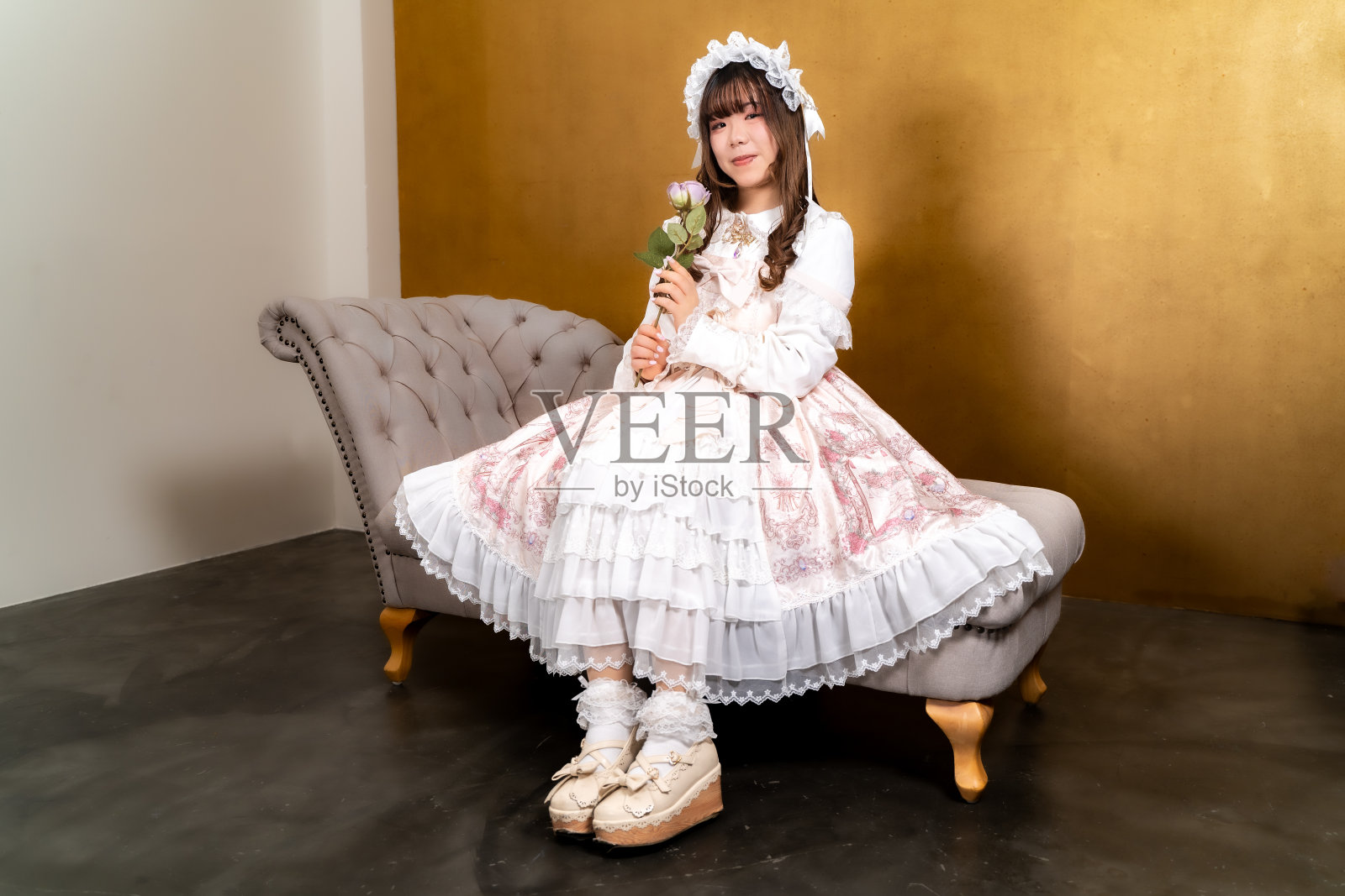 古典洛丽塔女人坐在椅子上照片摄影图片