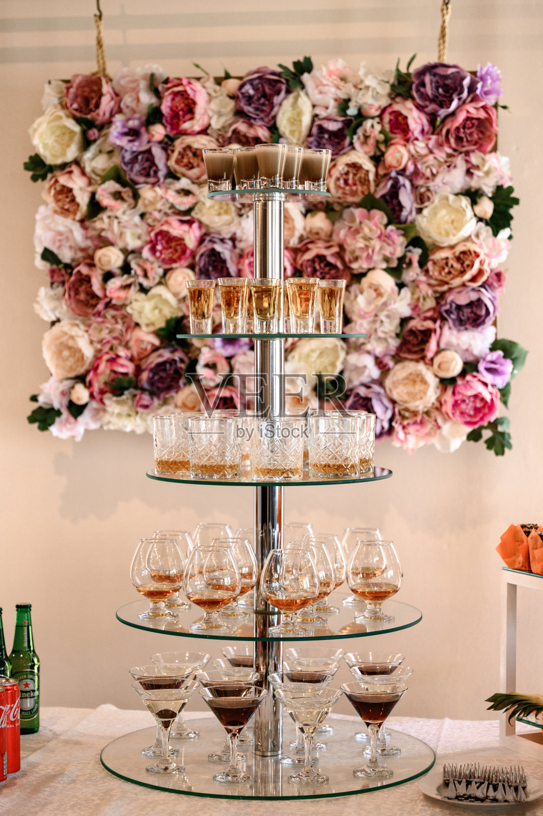 庆祝活动期间自助餐桌上的酒精饮料照片摄影图片