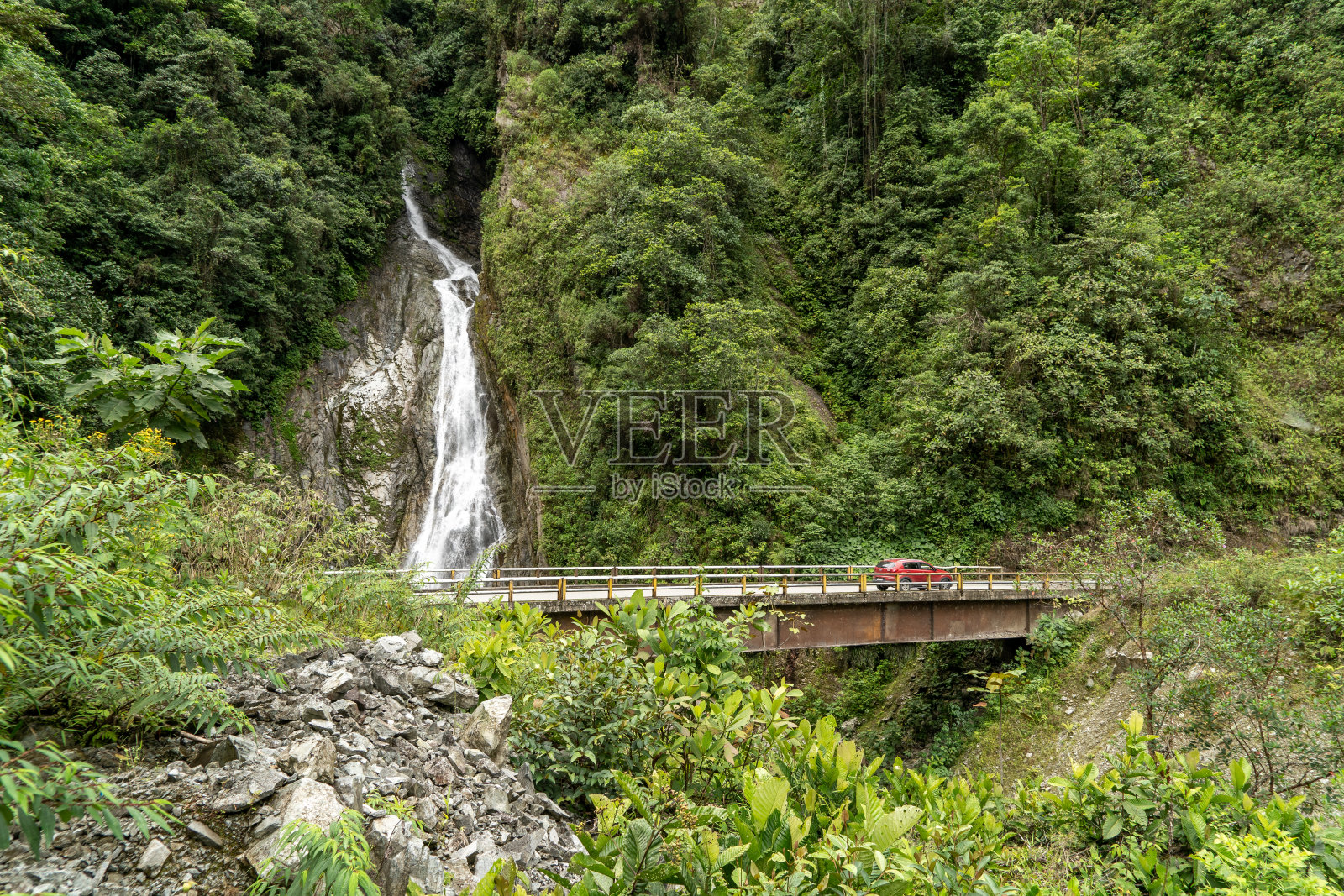 桥附近的瀑布有一辆车照片摄影图片