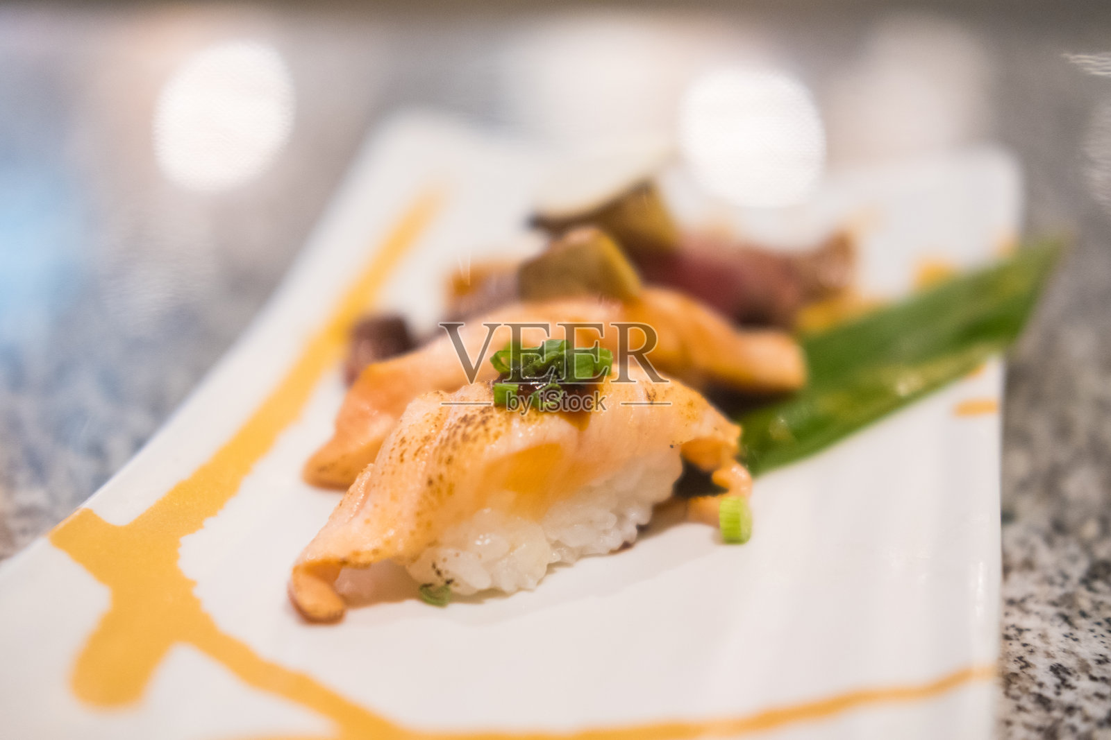 美味的三文鱼寿司照片摄影图片