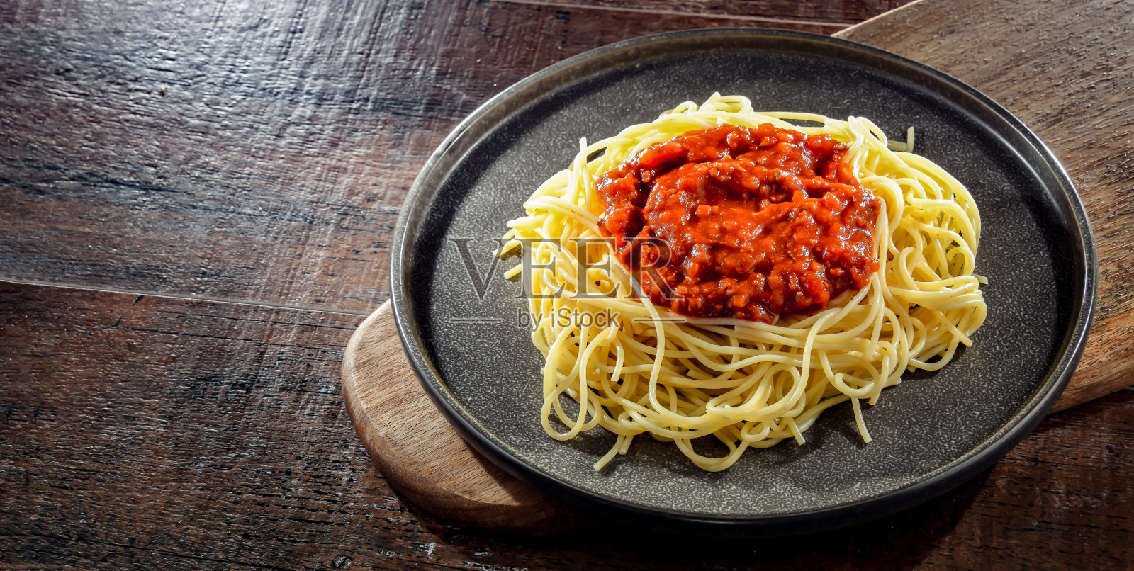 搭配一盘意大利肉酱面照片摄影图片