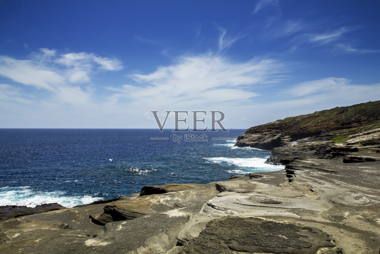 海浪冲击着岩石照片摄影图片