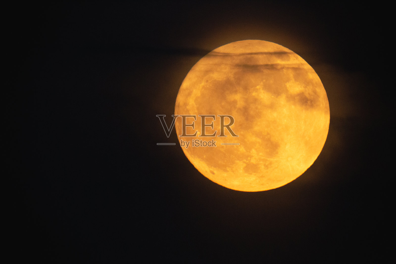 超级草莓月,夏夜的红满月。满月,前边有云照片摄影图片