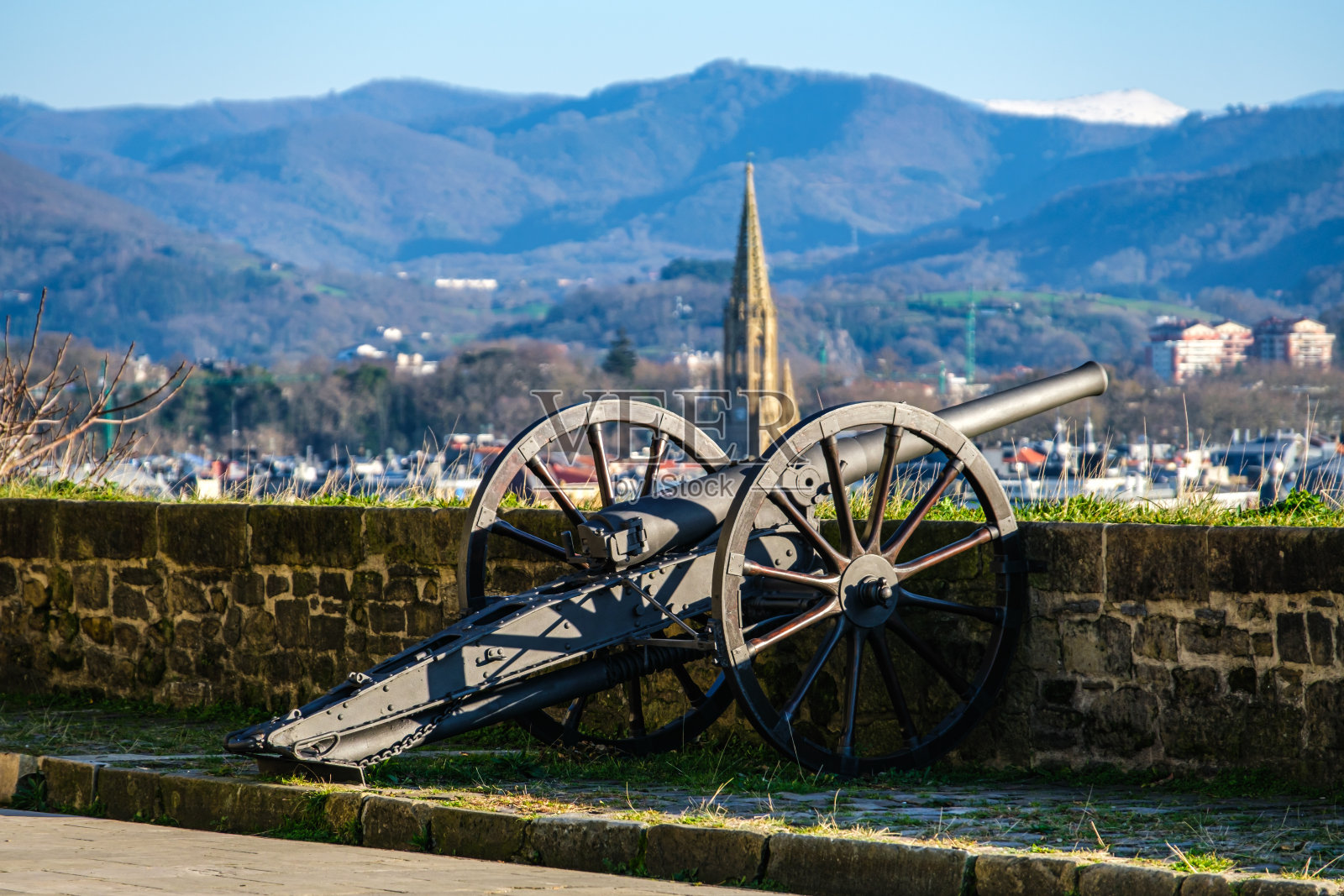 西班牙多诺斯蒂亚圣塞瓦斯蒂安乌尔古尔山上的古董大炮防御武器照片摄影图片