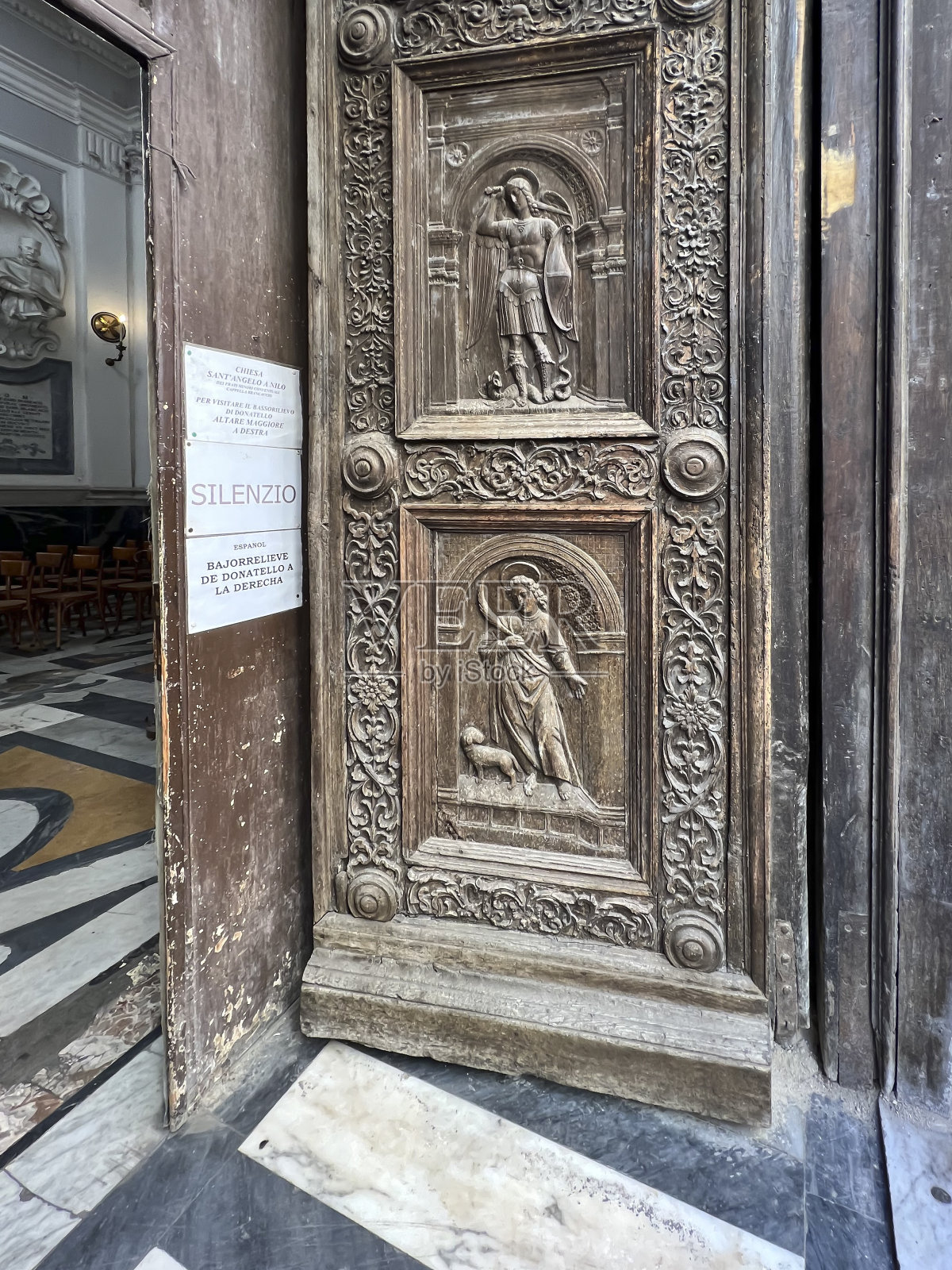 一扇旧木门的碎片。为意大利那不勒斯的圣安杰洛教堂装饰的浅浮雕照片摄影图片