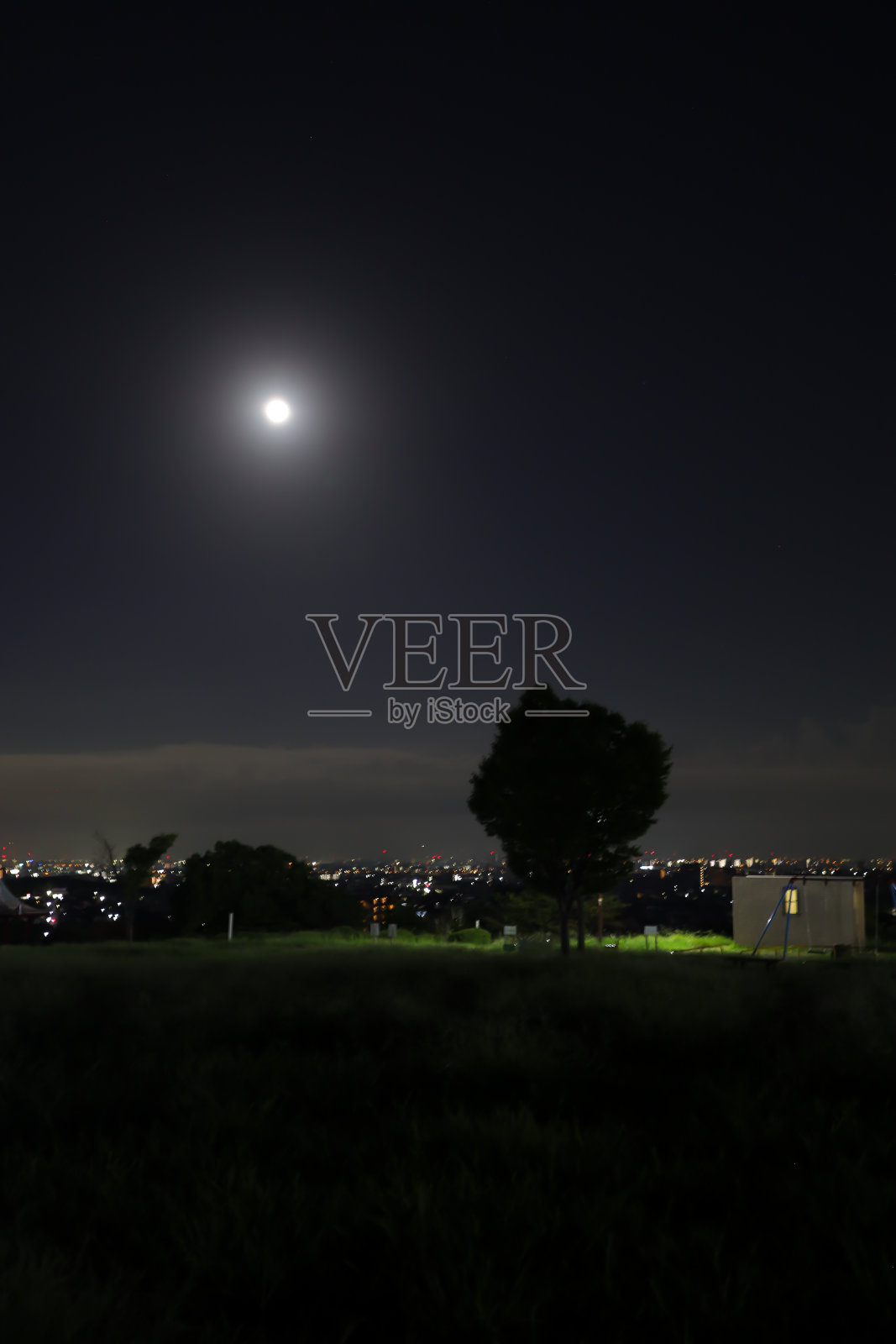 从山上看中秋的满月。照片摄影图片