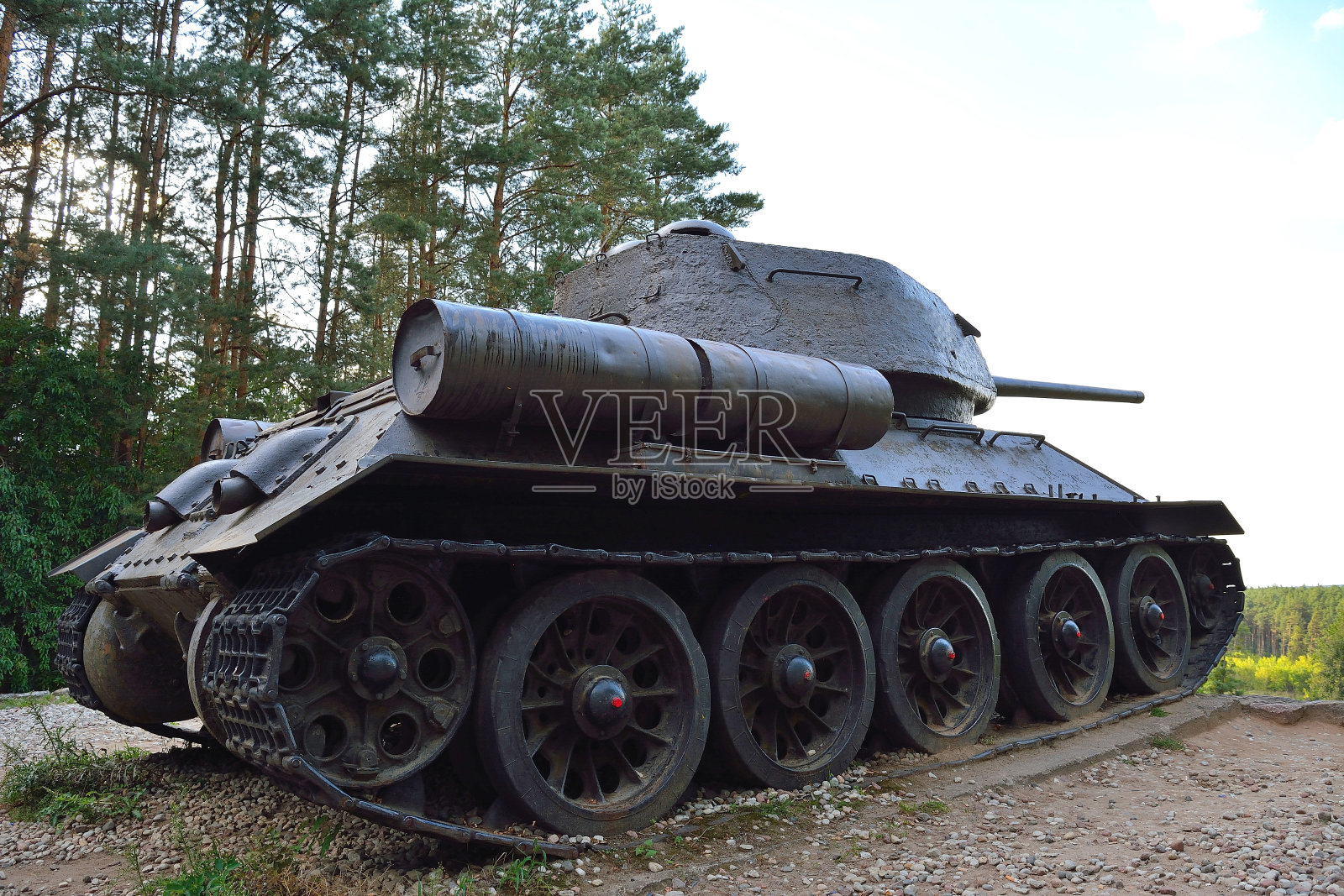 T-34——二战时期的苏联中型坦克(右图)照片摄影图片