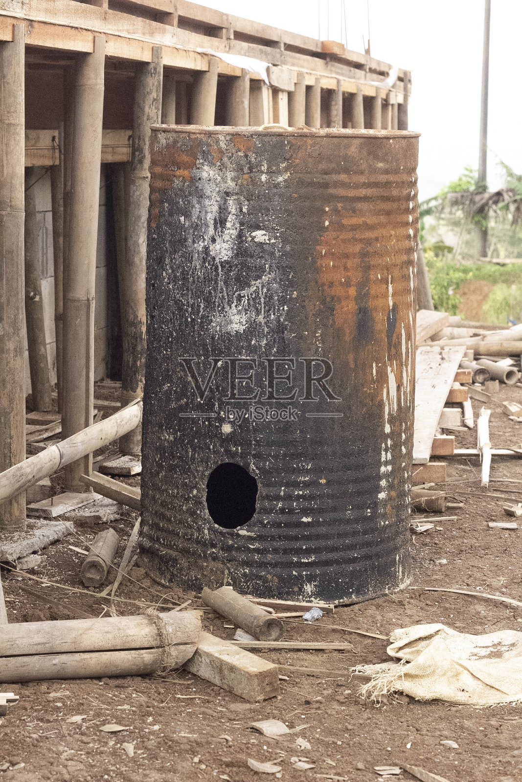 破铁桶照片摄影图片