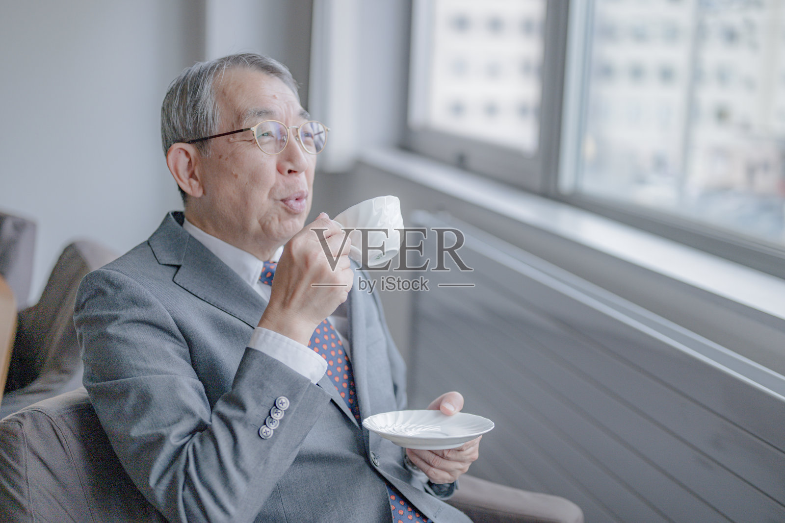 和商人一起喝咖啡照片摄影图片