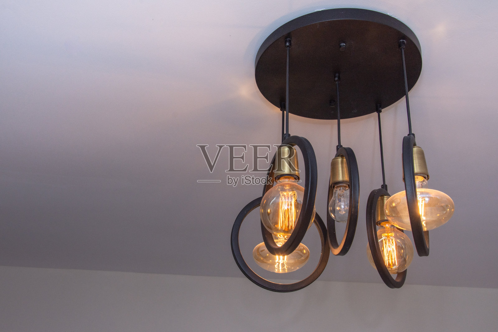 现代吊灯发光的灯泡灯丝照片摄影图片