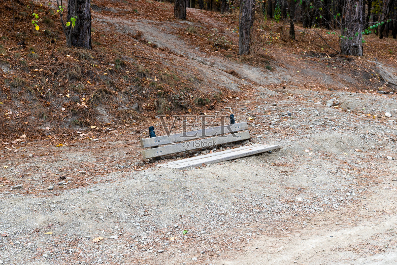 洪水和山体滑坡后被埋在路边泥土下的长凳照片摄影图片