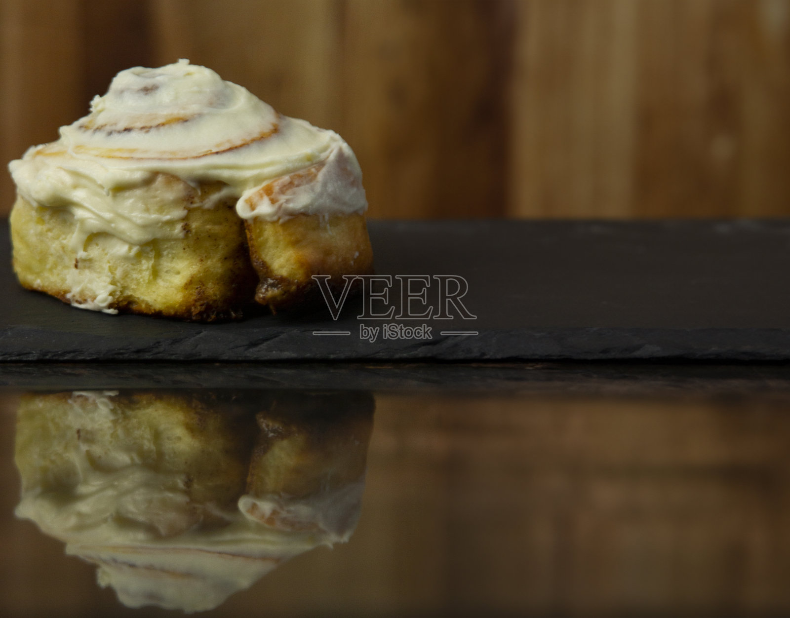 磨砂肉桂面包,反射式服务。照片摄影图片