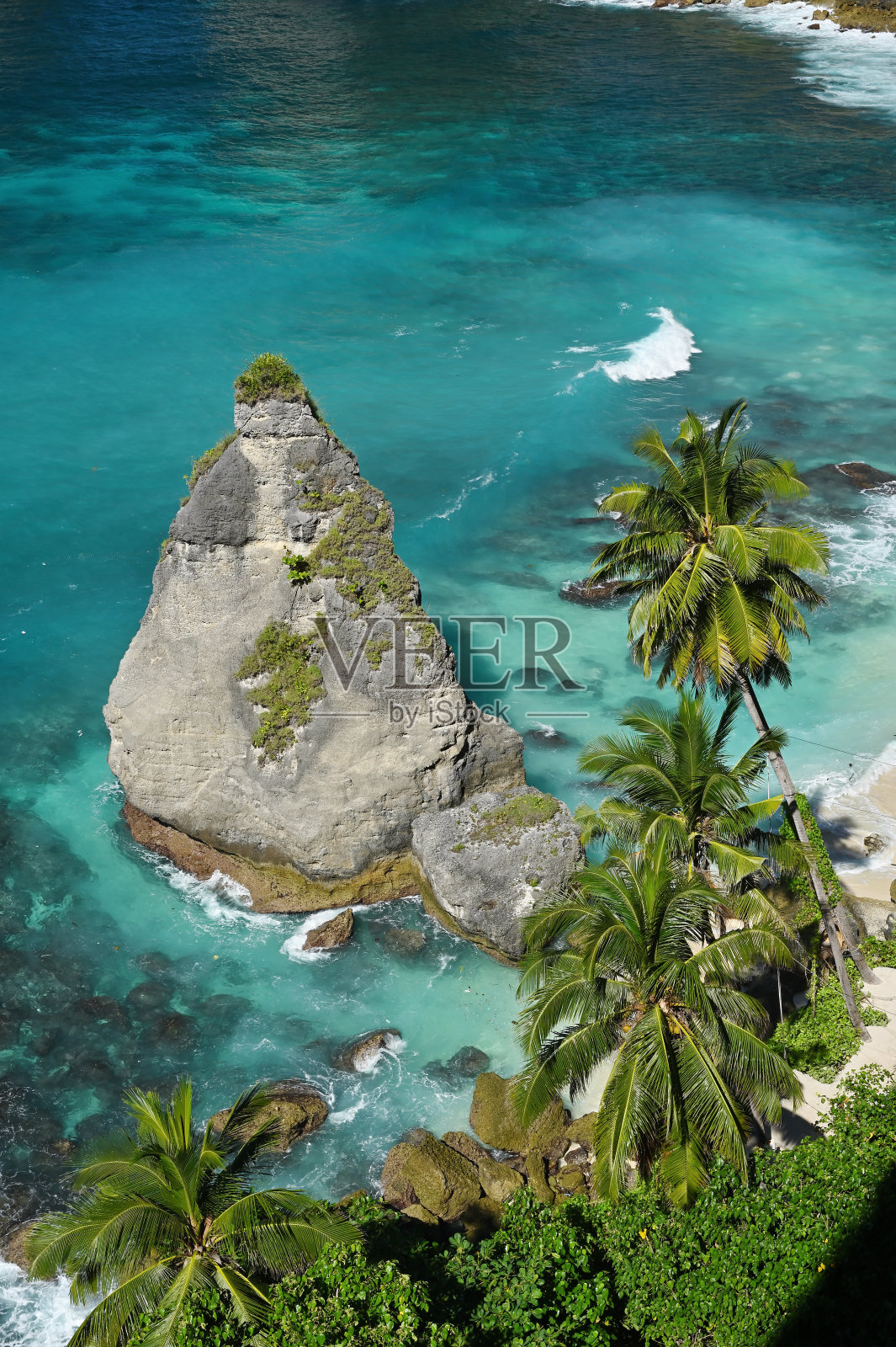 印度尼西亚努沙佩尼达钻石海滩的海蚀和棕榈树照片摄影图片