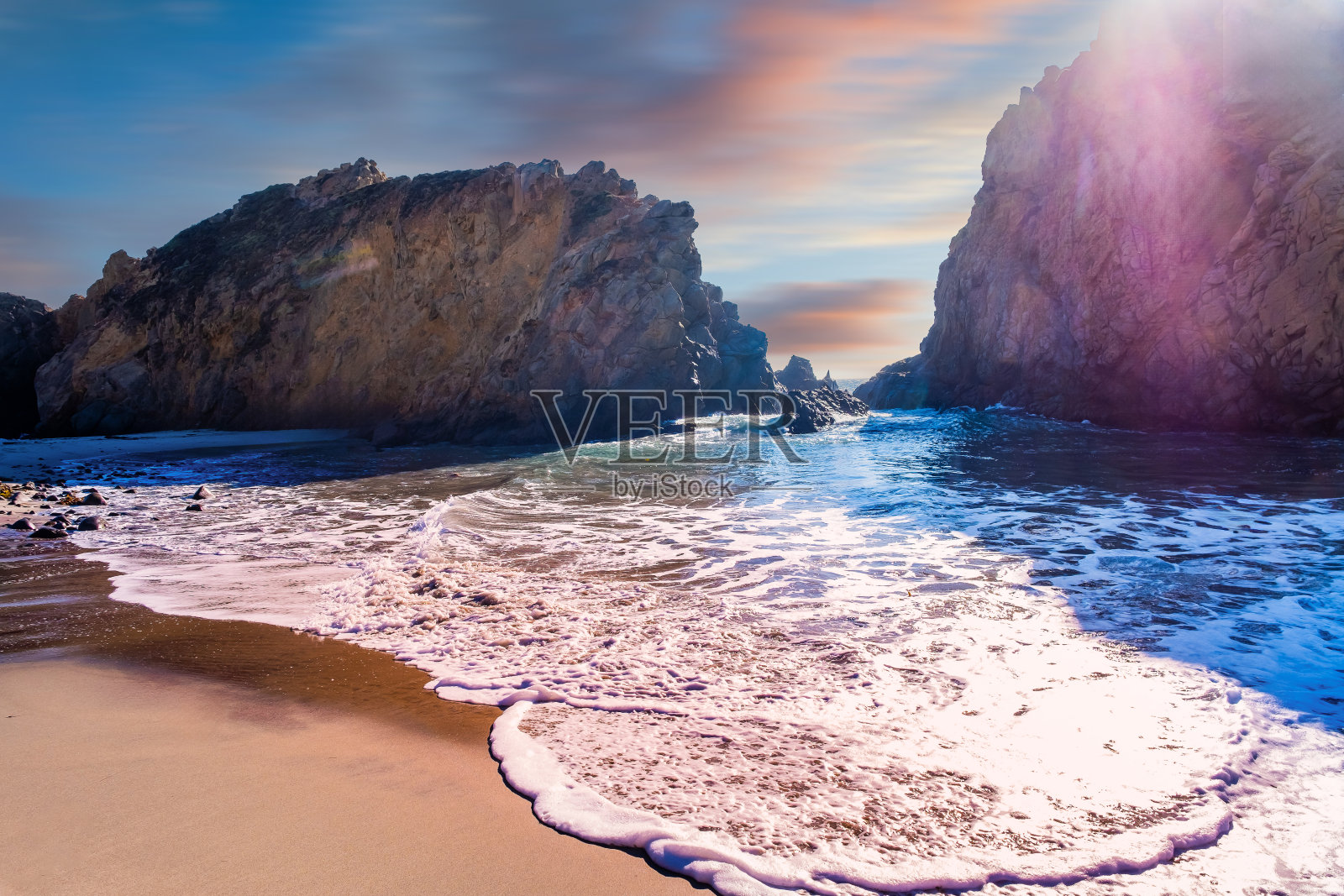 在阳光明媚的夏日,加州大苏尔的菲佛海滩风景。照片摄影图片