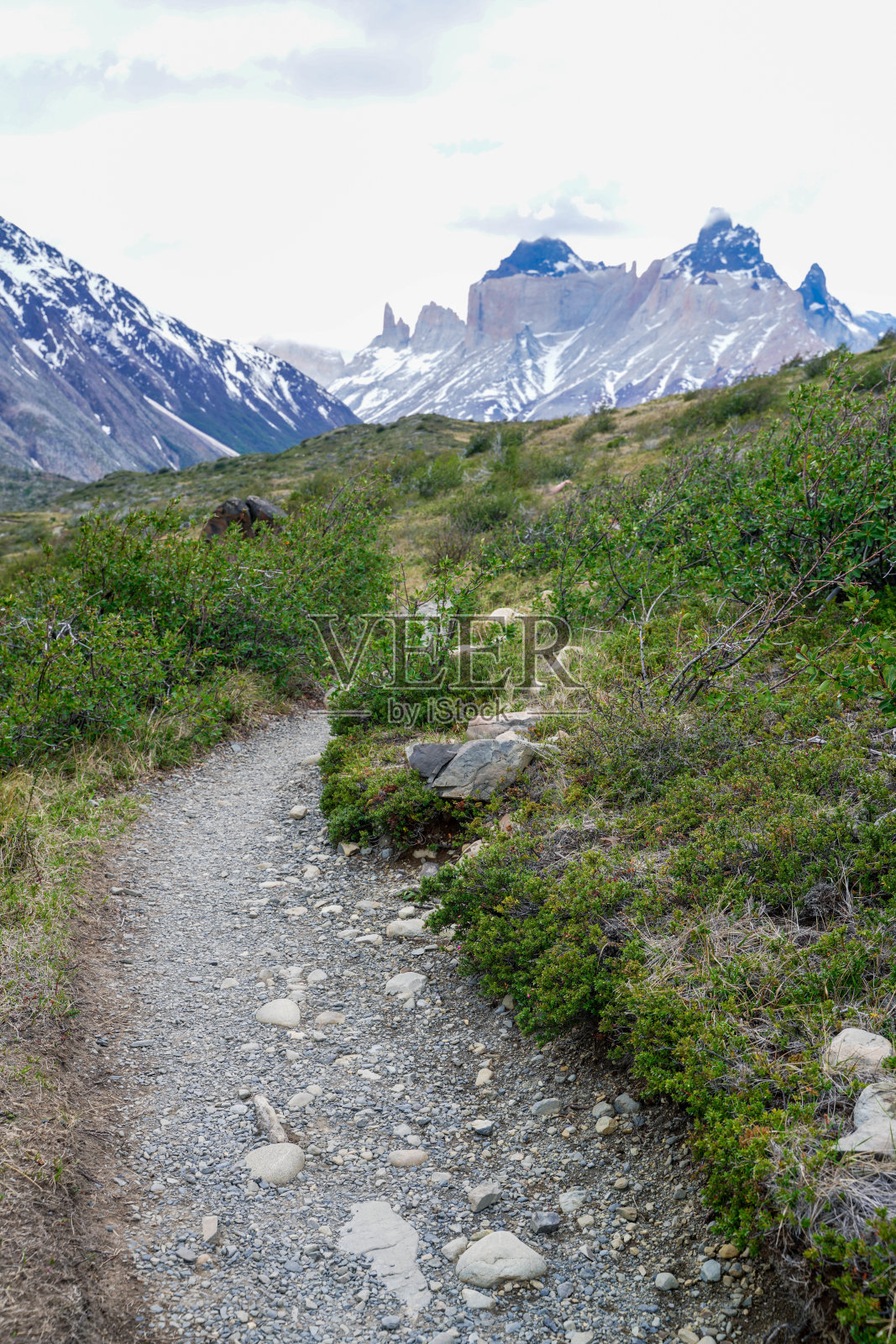 在智利巴塔哥尼亚的托雷斯德尔潘恩国家公园徒步旅行照片摄影图片