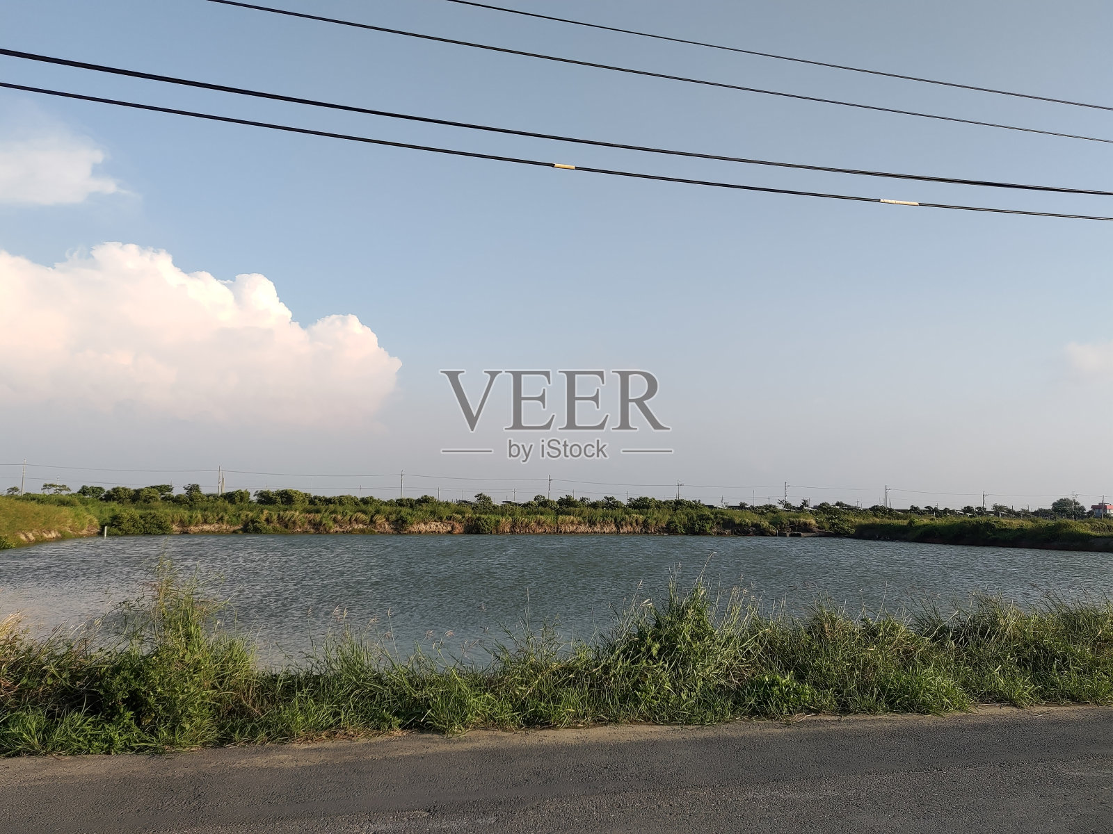 台湾台南的乡村海滨公路和高压电线照片摄影图片