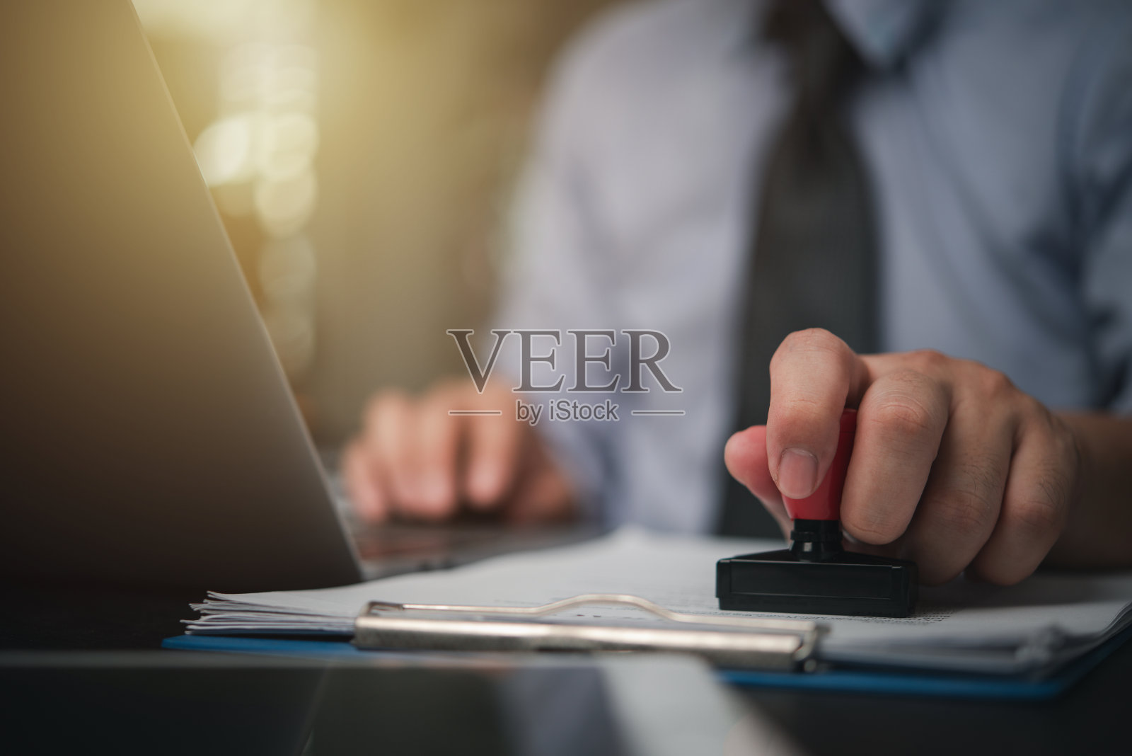 合同法或文书工作商务和财务文件橡皮图章。适用于官方和法律合同和协议、财务报表、投资合同、房地产文件。照片摄影图片