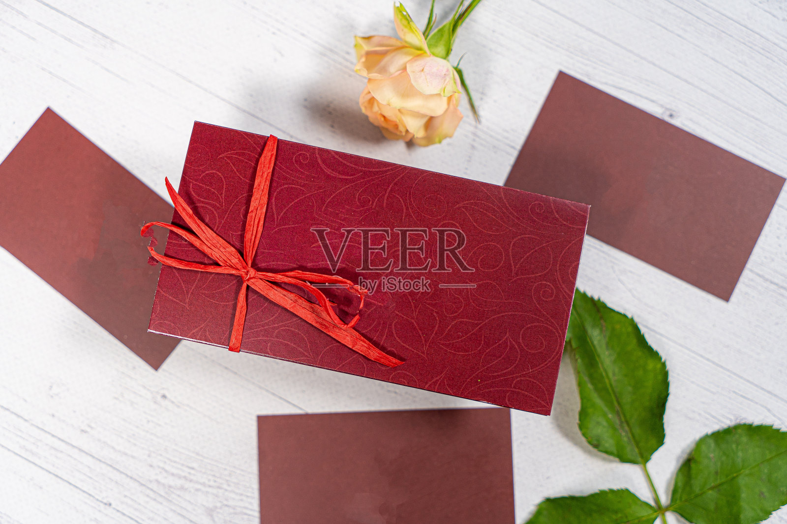 复古礼盒包装与空白礼品标签上的旧木制背景。照片摄影图片