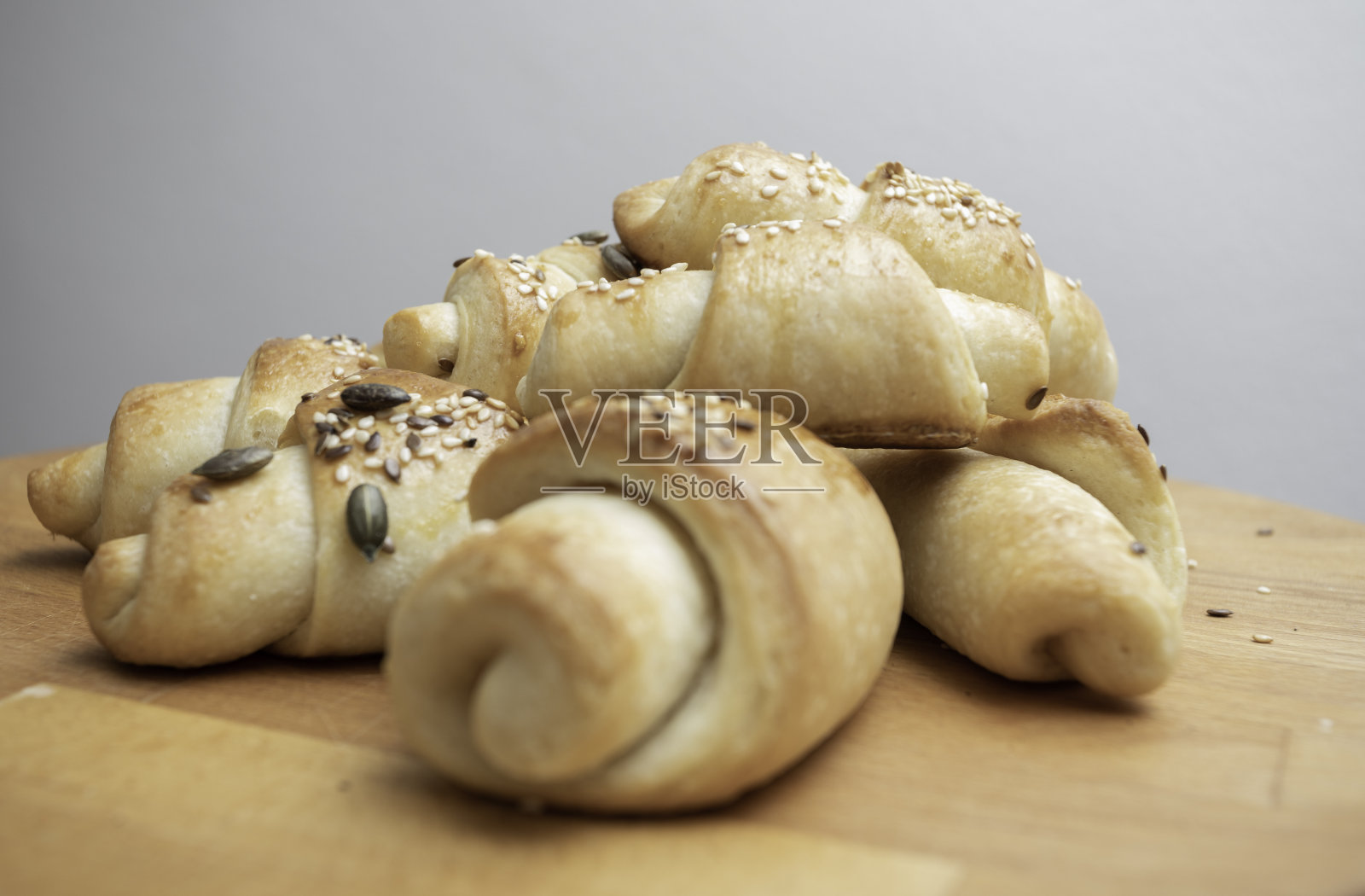 木制托盘上的自制美味羊角面包。照片摄影图片