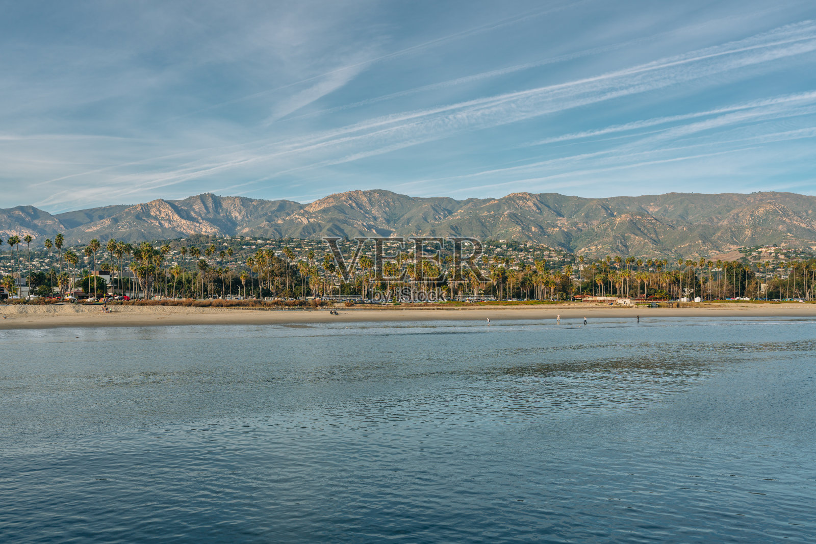 圣巴巴拉风景。太平洋、沙滩、群山、棕榈树和美丽的多云天空照片摄影图片