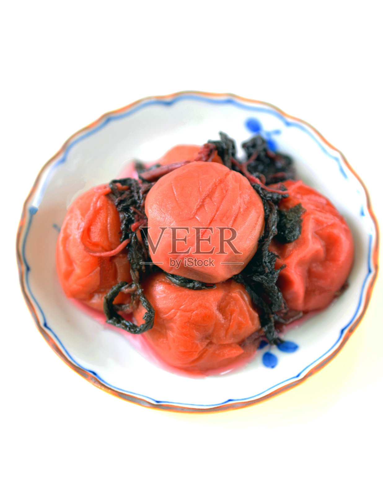 盘中的腌李子。日本传统食品照片摄影图片