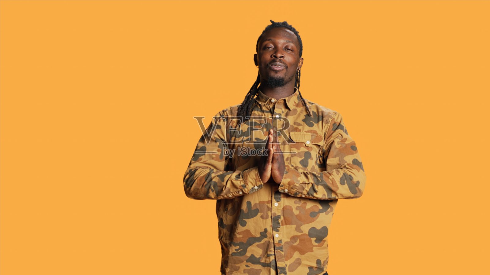 男模特在做呼吸练习照片摄影图片