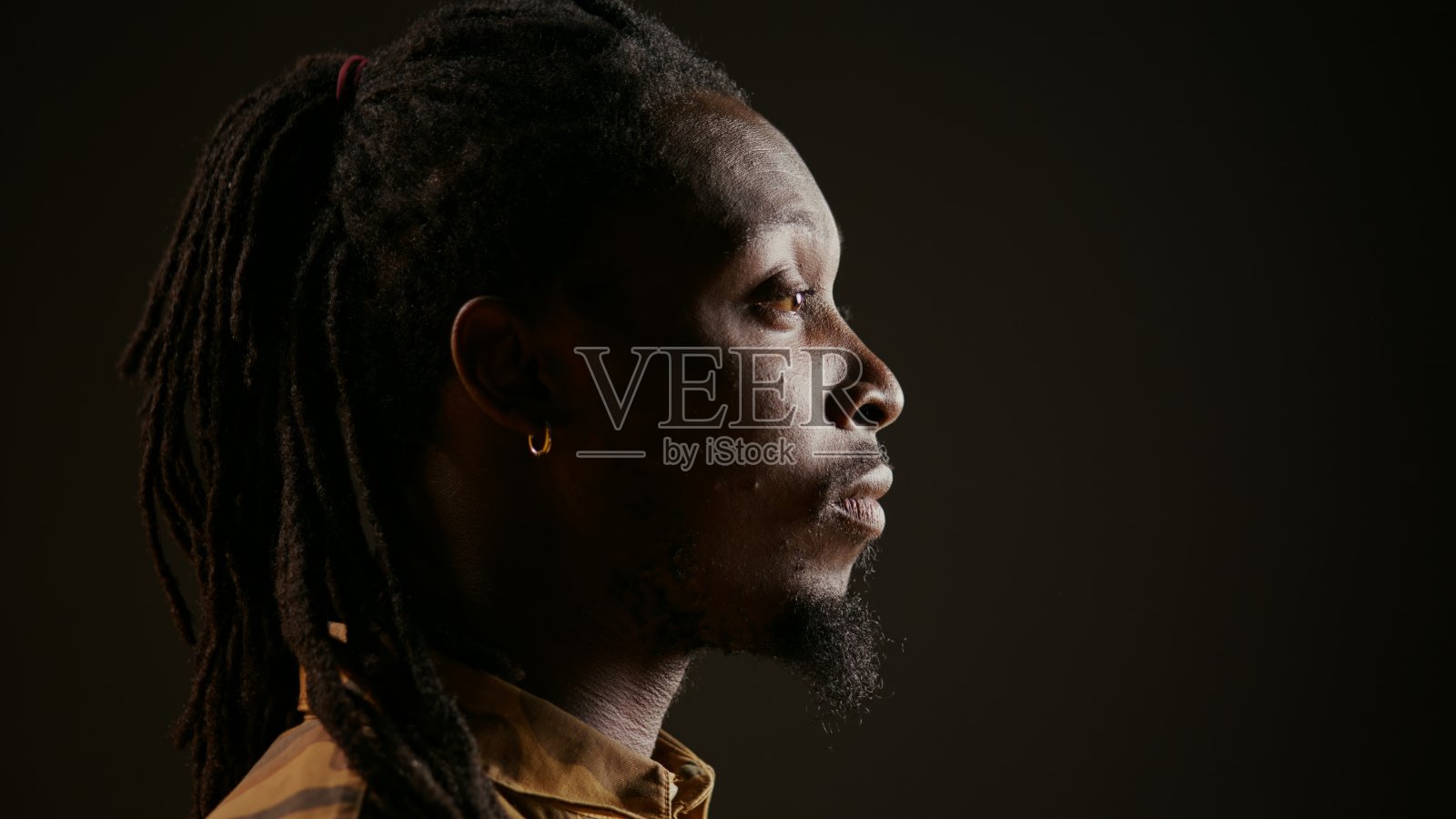 时尚的男模表演惊讶和惊叹的看法照片摄影图片